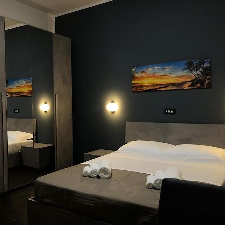 Hotel Neyra Beach Римини Екстериор снимка