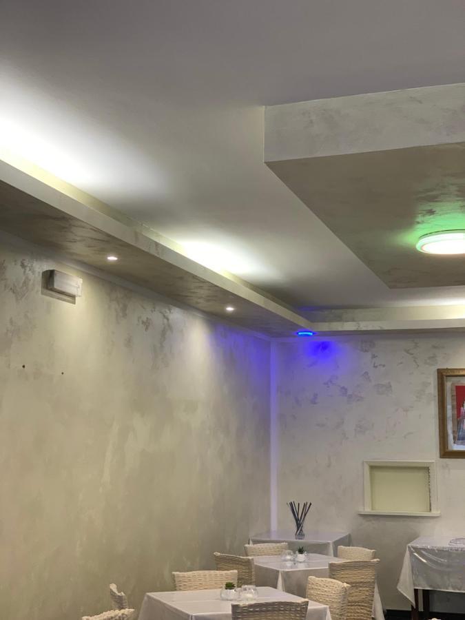 Hotel Neyra Beach Римини Екстериор снимка