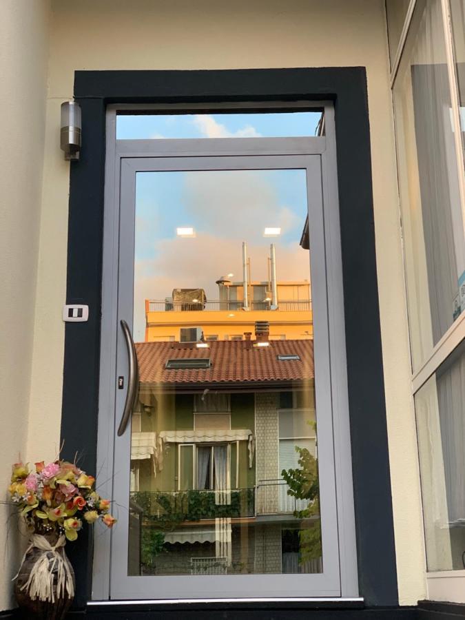 Hotel Neyra Beach Римини Екстериор снимка