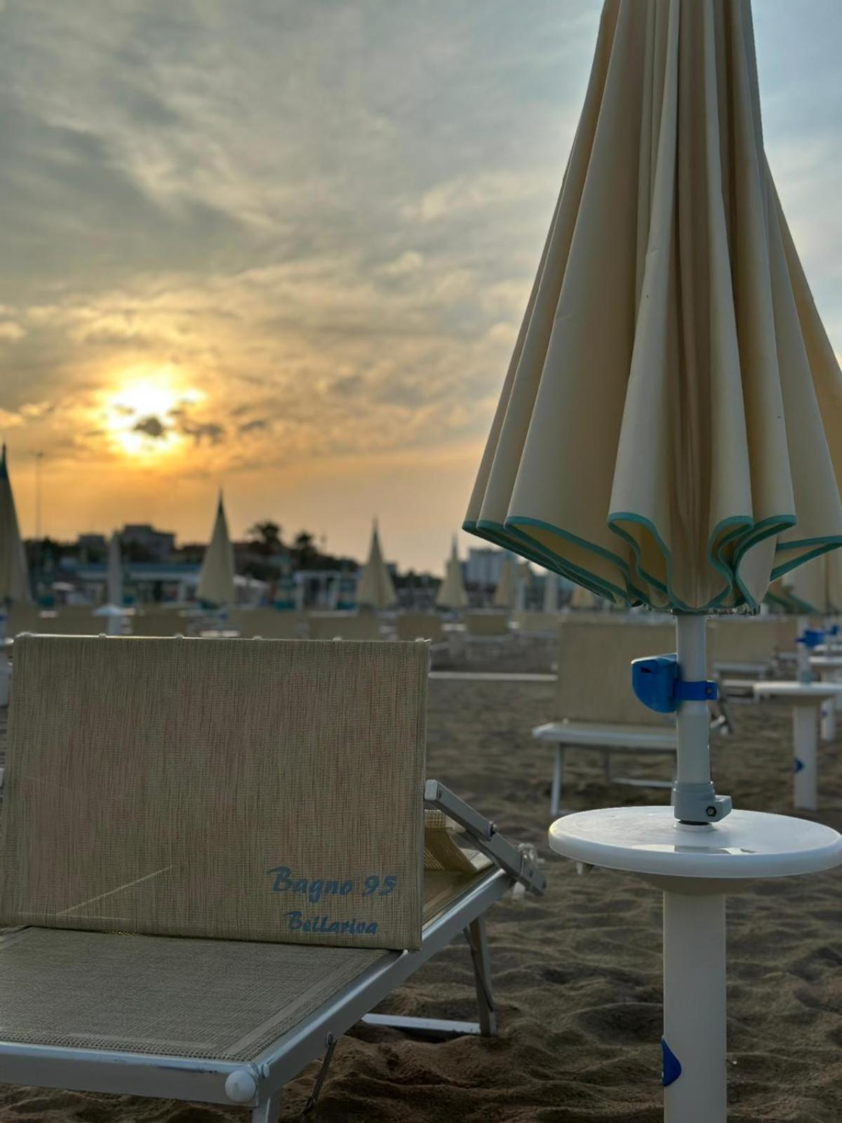 Hotel Neyra Beach Римини Екстериор снимка