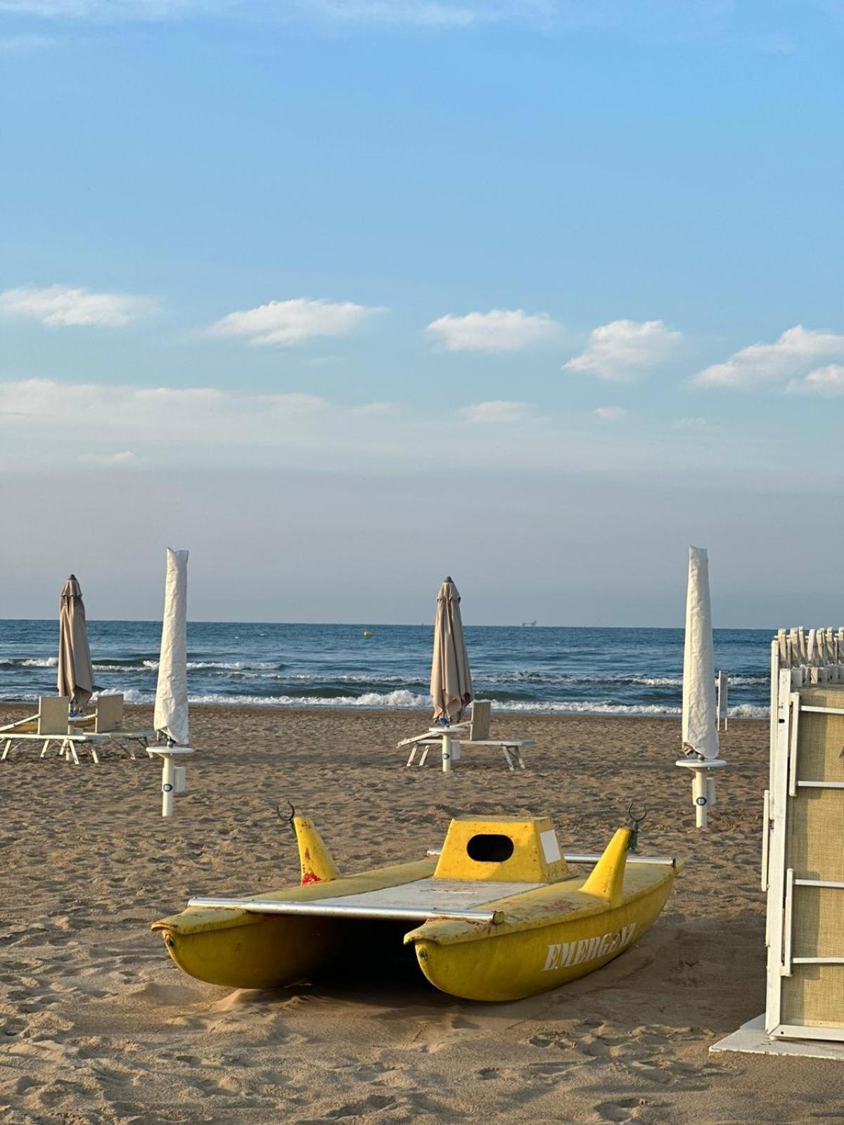 Hotel Neyra Beach Римини Екстериор снимка