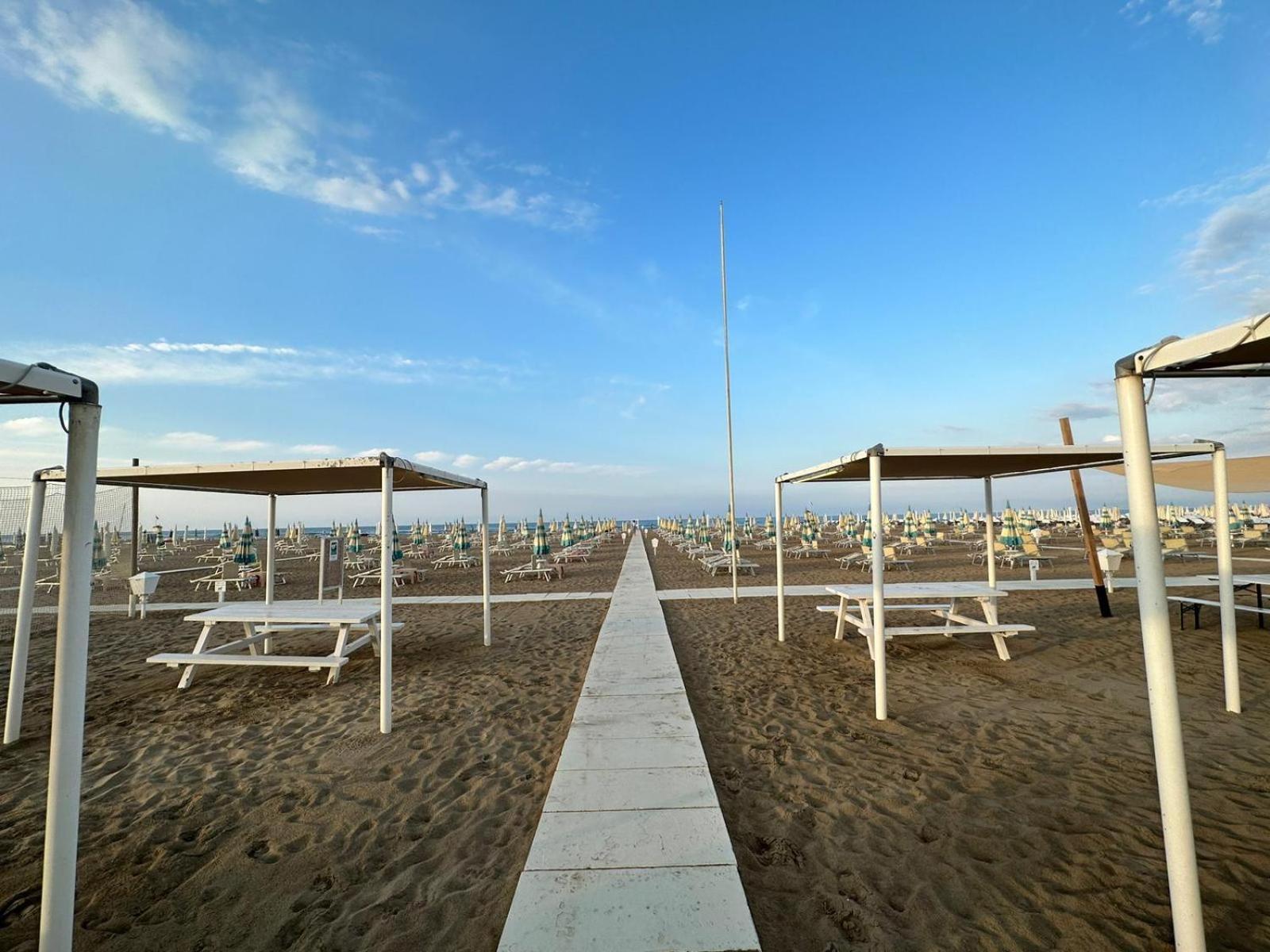 Hotel Neyra Beach Римини Екстериор снимка