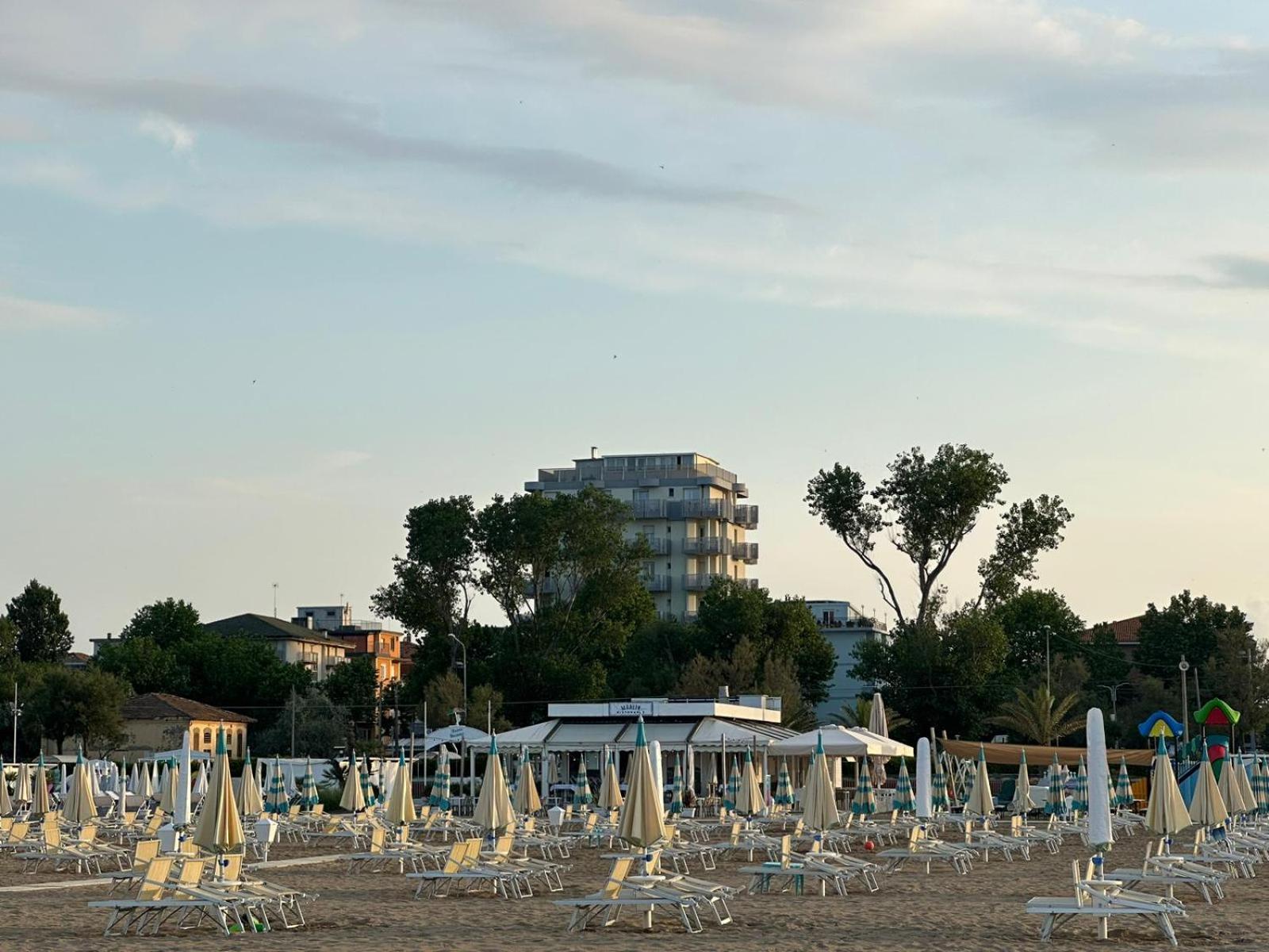 Hotel Neyra Beach Римини Екстериор снимка